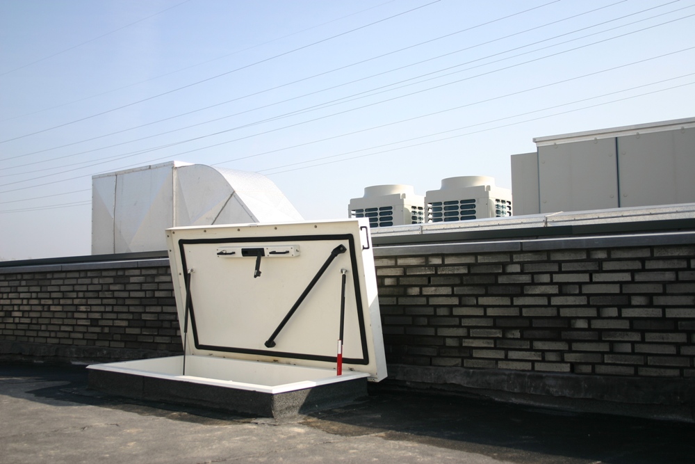 sancmscopy9664_flachdachausstiege hallenbau.jpg